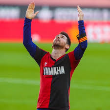 The football icon is considered a king by many in argentina and he was treated as such. Quieres La Camiseta De Maradona Que Mostro Messi Newell S La Pone A La Venta
