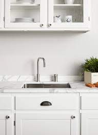 Die küchenarbeitsplatte bestimmt mit ihrem hohen flächenanteil den eindruck der küche entscheidend. Marmor Kuchen Vorteile Nachteile Und Beispiele Mit Bildern Kuchenfinder Landhauskuche Kuchenumbau Arbeitsplatte