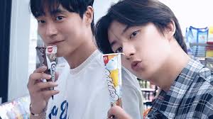 Jinjihan gwangyereul chatgo isseoyo ❤️