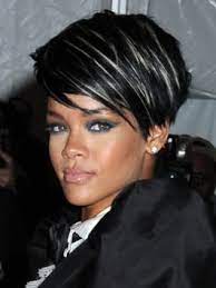 On conserve de la longueur dans la longue afin de pouvoir la dégager meche l'arrière quand. Rihanna Hairstyles Transformation Black Hair With Blonde Highlights Black Hair With Highlights Short Dark Hair