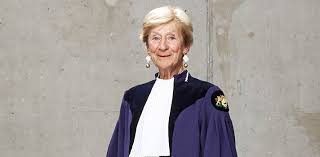 'great minds discuss ideas, average minds discuss people'. Den Haag Caroline Kamp Nanninga Trouwambtenaar