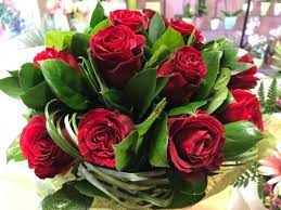 Immagini gif fiori di compleanno fiori per gli auguri di. Composizione Di Fiori Con Rose Rosse Fiori Trigoria Garden