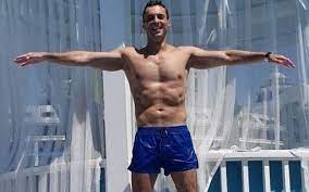 Acum există răspunsuri pentru fiecare dilemă. Mircea Badea RefuzÄƒ Testul Covid La Intoarcerea Din VacanÅ£Äƒ Am Dreptul SÄƒ MÄƒ Intorc In Å£ara Mea DacÄƒ Nu Merg In Exil