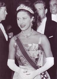 O instagram ganha assim uma nova 'influencer', que já se tinha estreado noutra rede social, o twitter, há quatro anos, também quando visitava o de resto, a ligação de isabel ii a novas tecnologias já vem de longe. Os Significados Do Casamento De William Kate Lilian Pacce