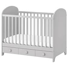 Zusätzlich kannst du bei vielen babybetten eine seite entfernen, sobald dein kind größer ist und selber aufsteht. In Diesem Kinderzimmer Ist Jeder Willkommen Ikea Babybett Babybett Ikea