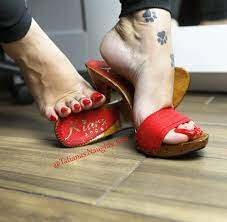 Tatianas naughty toes