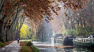 En bateau sur le canal du midi, vous vivrez des moments exceptionnels, soulignés par les anciens chemins de halage, les écluses fleuries et le canal du midi est la voie royale du tourisme fluvial en europe. Le Canal Du Midi Au Fil De L Eau A Velo Le Blog Filovent