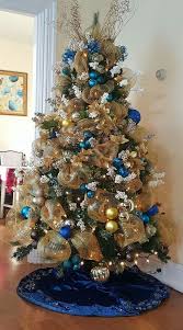 Ideas De Como Decorar El Arbol De Navidad Elegante Con Malla Decoracion Azul De Navidad Arboles De Navidad Elegantes Arboles De Navidad Ideas