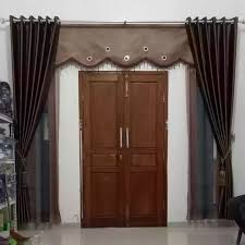 Gorden motif bunga sederhana seperti ini bisa untuk jendela dan sekaligus pintu, cocok untuk ruang tamu yang berukuran kecil. Gambar Gorden Ruang Tamu Nasi