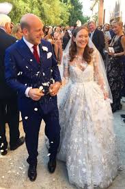 Fließende stoffe, filigrane spitze und das gewisse detail zeichnen die brautmode des labels aus. Star Hochzeiten Die Skurrilsten Brautkleider Der Stars Gala De
