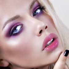 Menina de cabelo arco-íris em close-up Foto stock gratuita