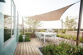 Protection Solaire Avec Un Voile D Ombrage Pour La Terrasse En Bois Terrasse Toit Terrasse Toit De Patio