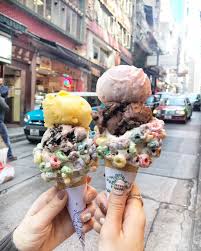香港の アイスクリーム まさに流行りのフォトジェニック 笑 でもでも フォトジェニックだけじゃなくて めっちゃ美味しい 私はaddictionチョコレートとストロベリーのダブル 妹はマンゴーとオリジナルチョコレート 今の香港 ice cream