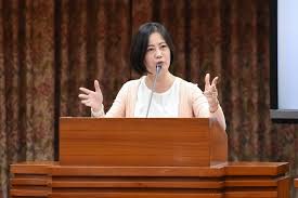 Jun 16, 2021 · 【大纪元2021年06月16日讯】（大纪元记者徐翠玲台湾台北报导）叶毓兰等4位国民党立委提案删文化部编列3.9亿元艺文纾困金，遭艺文界炮轰。 叶毓兰. å°ç£æ ¡åœ'éœ¸å‡Œæ¯å¹´æ‰3ä½æ•¸ å³æ€ç'¤ åš´é‡è³ªç–'å¯ä¿¡åº¦ ä¸Šå ± ç„¦é»ž