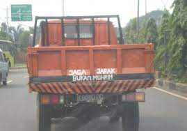 Ea harus kerja terus lah. 19 Ragam Tulisan Absurd Di Truk Yang Dijamin Bikin Ketawa Ngakak