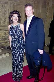 Some all at sea action for this fabulous opening as part of her caribbean cruise, jane mcdonald braves the ocean for a dive with sharks! Cruising With Jane Mcdonald Tv Star Says Husband Left To Save Her Career Hello