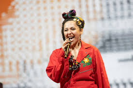 Manizha — держи меня земля (2021) manizha — russian woman (2021) manizha — про тебя (2021) Musik Ist Eine Schulter Zum Anlehnen Dekoder Dekoder Journalismus Aus Russland In Deutscher Ubersetzung