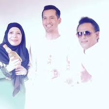 Nazar amir adalah pelawak asal betawi yang pernah bermain serial komedi 'pepesan kosong' bersama nirin kumpul, malih, bolot, dan mamat metal. Hail Amir Photos Facebook