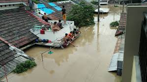 Ibu guru terseret banjir besar di kebumen. At Least 24 Dead Thousands Displaced In Jakarta S New Year S Floods Coconuts Jakarta