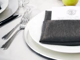Wer seine gäste mit einem perfekt gedeckten tisch begeistern will, sollte ein paar regeln beherzigen. Kleiner Besteck Knigge Den Tisch Richtig Decken