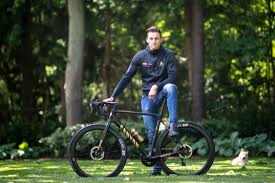 Gisteren was ik in hoogerheide getuige van de klasse van mathieu van der poel. Mathieu Van Der Poel Verloot Gesigneerde Fiets Wieler Revue