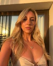 Carly Roe's Instagram, Twitter & Facebook