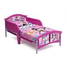This 6 piece set comprises a toddler bed, one bookcase, one side table, storage bins apart from a set of sheets. Disney Minnie Mouse Hearts And Bows 4 Piece Toddler Bedding Set