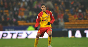Formé au racing club de lens, je fais mes débuts en tant que professionnel à 17 ans et rejoins le real madrid en 2011. Lens Raphael Varane Suit Tres Attentivement Les Sang Et Or