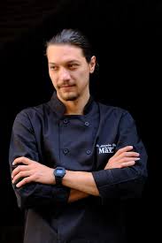 Concurentul a venit să demonstreze că este un bucătar în adevăratul sens al cuvântului. Nou In OraÈ™ S A Deschis Max The Original Head Chef Ul Restaurantului E Un Finalist Chefi La CuÈ›ite