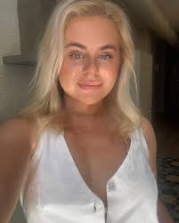 Touched down in 🇬🇧 And managed to force him to have a photo with me …