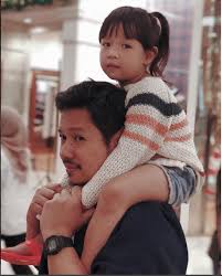 Kegembiraan ally dan farah dikatakan telah mempengaruhi mood anak mereka maream untuk berasa teruja dan gembira pada hari pertama persekolahannya yang bermula patut dicontohi pasangan yang telah bercerai. Pernah Tak Menyesal Kahwin Dengan Daddy Maream Ini Pesanan Farah Lee Yang Mendoakannya Kembali Bersatu Dengan Ally Iskandar Deep Keluarga