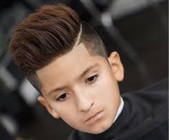 disconnected sidecut mit aufrecht gestylten oberhaaren kinder haarschnitte jungs frisuren kinderfrisuren jungen
