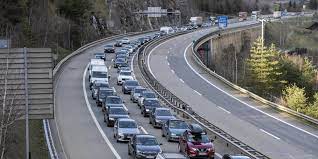 Zwischen erstfeld ur und göschenen ur gibt es rund neun kilometer stau. Stau Vor Dem Gotthard Strassentunnel In Ausland