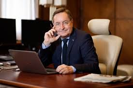 Novým ministrem zdravotnictví se stane vládní zmocněnec pro vědu a výzkum ve zdravotnictví roman prymula. Ministr Zdravotnictvi Ministerstvo Zdravotnictvi