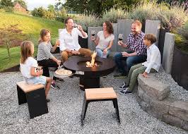 Feuerherd Feuerschale Familie Beim Apero Feuerschale Feuerstelle Garten Feuer