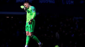 Schottland verteidigt weiter leidenschaftlich alles weg, was in die nähe des strafraums kommt. Van Dijk Gefoult Jordan Pickford Erhalt Morddrohungen Eurosport