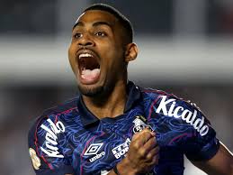 Santos teve dúvida, mas vê investimento milionário em zagueiro valer