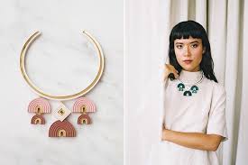 Elena enseigne la création de bijoux, dans le cadre de cours particuliers et de stages sur plusieurs jours. Comment Fabriquer Des Bijoux Et Les Vendre En Ligne Le Guide Ultime 2 2 Inspiration E Commerce