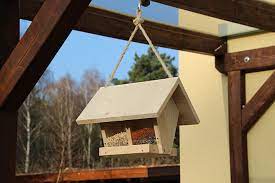 Ein futtersilo für vögel lässt sich aus einer kleinen weinkiste aus holz einfach selber bauen. Futterhauschen Selber Bauen Nabu