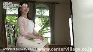 大塚栞里さん38歳。会社員の旦那様と息子さんの3人家族。「夜中に目が覚めてトイレに行こうとしたらリビングに夫が一人でいて、最初は気づかなかったんですけどDVDを見てて…そうエッチなヤツで  - XNXX.COM