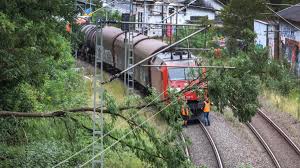 Wetterkarten & aktuelle wettervorhersage für heute & morgen; Sturm Kirsten Umgesturzte Baume Zugausfalle Unwetterwarnung Gilt Weiter Welt