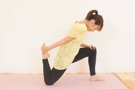 大腿直筋 | ストレッチポーズ一覧 資格のマナビバ