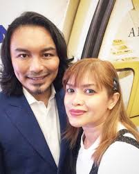 Berlalulah sudah ramadan sebulan berpuasa tiba syawal kita rayakan dengan rasa gembira anak muda di rantauan semuanya pulang ke desa ibu dan ayah keriangan bersyukur tak terkira. Dari Jari Jari Halusku Anuar Zain Album Tour 2017 Bersama Mydin