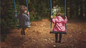 Encontraremos pocas niñas y niños solas/os jugando en la calle, y si encontramos alguno, seguramente pensaremos que ¿quizás hablamos con demasiada ligereza de secuestros, de peligro en las calles? Por Que Los Ninos Necesitan Jugar Al Aire Libre Segun La Neurociencia Mamas Y Papas El Pais
