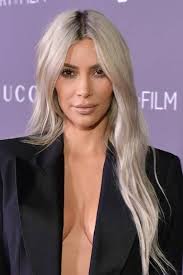 If the roots are in one straight line, they're a fake blonde. How To Style Grown Out Roots Celebrities With Dark Roots Glamour Uk