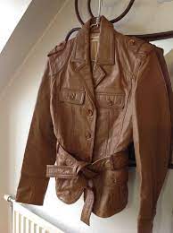 La veste cuir camel du style de la chemise excelle en peau de mouton véritable de 0,9 à 1,0 mm veste cuir cameléristiques doublure en satin. Veste Saharienne En Cuir Camel Sinequanone Vinted