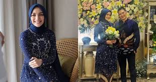 Pertunangan citra kirana dan rezky aditya hanya dihadiri oleh keluarga dan kerabat terdekat. Makna Di Balik Kebaya Warna Biru Citra Kirana Saat Lamaran