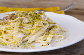 La pasta con pesto di pistacchi è perfetta per la stagione estiva e si presta a varianti sfiziose. Aricchigia Pasta Con Speck Panna E Pistacchi Aricchigia