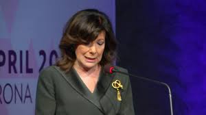 Quest'anno gli atenei di tutto il mondo hanno lavorato senza sosta per indagare i segreti del covid e permetterci di sconfiggerlo. Maria Elisabetta Alberti Casellati A Vinitaly 2019 Youtube
