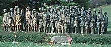 In der gedenkstätte erinnern nur noch wenige hausfundamente an das von den deutschen 1942 in einer vergeltungsaktion niedergerissene dorf lidice. Lidice Wikipedia